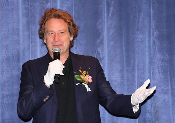 미국 팝아트 작가 조엘 메슬러가 1일 인천 중구 파라다이스시티 아트스페이스에서 열린 국내 첫 개인전 파라다이스 파운드(Paradise Found) 사전 공개 행사에서 작품 '파라다이스 위드 블로섬스(Paradise with Blossoms)'를 소개하고 있다. 연합뉴스