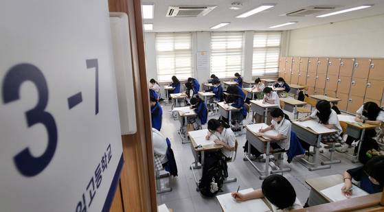 3일 대전 중일고 3학년 수험생들이 9월 수능 모의평가 2교시 수학영역 문제를 풀고 있다. 김성태 객원기자