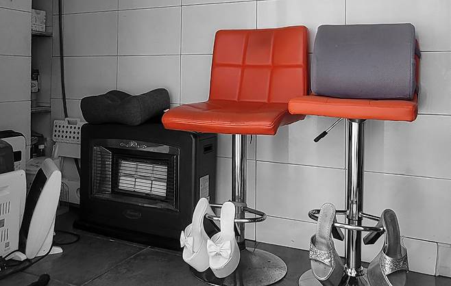 지난 8일 오후 1시쯤 서울 영등포역 인근에 있는 ‘유리문 방’ 거리의 한 업소 내부 모습. 백민정 기자