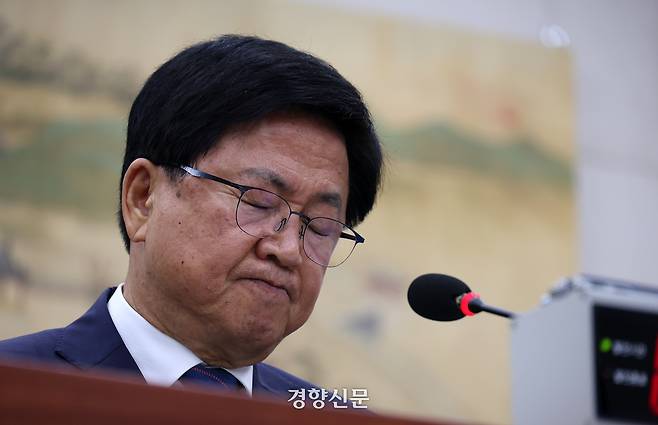최교진 부총리 겸 교육부 장관 후보자가 지난 2일 국회 교육위원회에서 열린 인사청문회에서 의원들의 질의를 듣고 있다. 권도현 기자