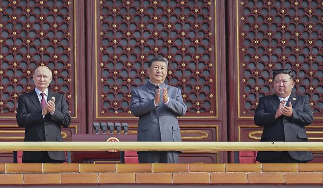 블라디미르 푸틴 러시아 대통령과 시진핑 중국 국가 주석, 김정은 북한 국무위원장(왼쪽부터)이 3일 중국 베이징 톈안먼 성루에 나란히 올라 전승절 80주년 기념식을 바라보고 있다. 신화 연합뉴스