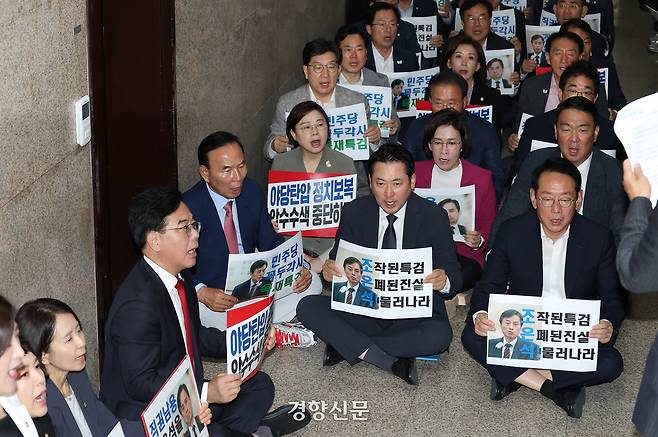 장동혁 국민의힘 대표(가운데)를 비롯한 국민의힘 의원들이 3일 국회 국민의힘 원내대표실 앞에서 열린 긴급의원총회에서 구호를 외치고 있다. 권도현 기자