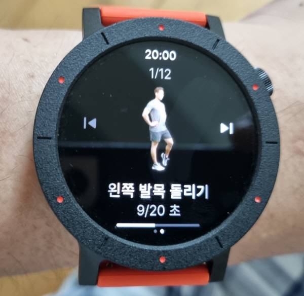 CMF Watch 3 Pro는 몸풀기 동작을 컬러 캐릭터로 보여준다. 정옥재 기자
