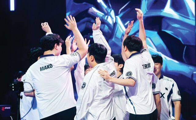 지난달 16일 서울 마포구 상암 SOOP 콜로세움에서 펼쳐진 2025 발로란트 챔피언스 투어(VCT) 퍼시픽 스테이지 2 플레이오프 경기 현장. DRX 선수단이 렉스 리검 퀀과의 경기를 앞두고 파이팅을 외치고 있다. 라이엇 게임즈 제공