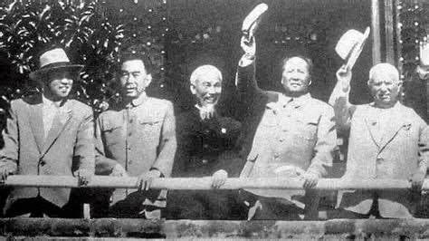 66년전 김일성·마오쩌둥·흐루쇼프 1959년 10월 1일 중국 베이징에서 열린 열병식에 참석한 김일성 북한 주석, 저우언라이 중국 국가부주석, 호찌민 베트남 국가주석, 마오쩌둥 중국 국가주석, 니키타 흐루쇼프 소련 공산당 서기장(왼쪽부터)이 손을 흔들고 있다. 바이두 캡처