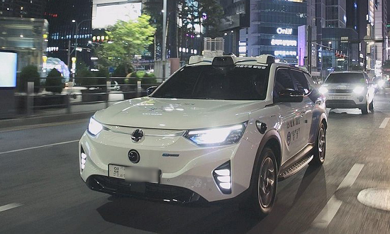 국내 첫 심야 자율주행택시가 서울 시내를 달리고 있는 모습. (사진=서울시 제공)