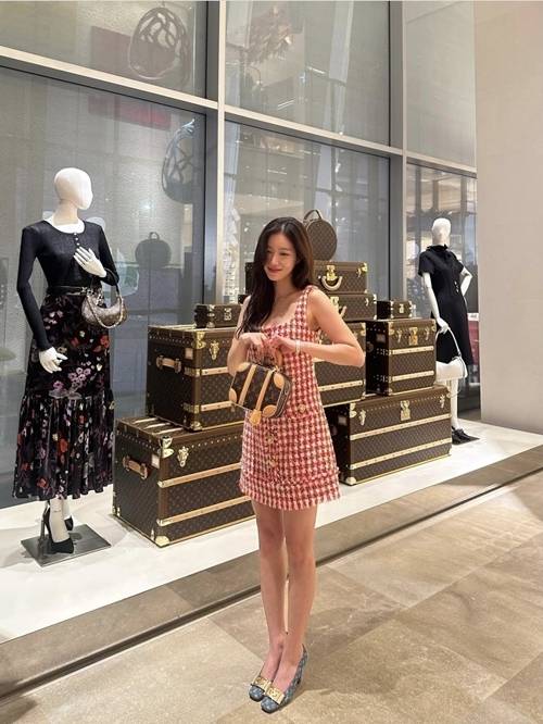 배우 임수향이 명품 브랜드 루이 비통 전시장에서 근황을 전했다. 사진=임수향 SNS