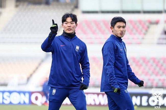 오현규(사진 왼쪽). 사진=대한축구협회