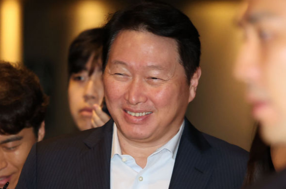 최태원 SK그룹 회장이 18일 오전 서울 광진구 워커힐호텔에서 열린 2025이천포럼에 참석하고 있다. 뉴시스