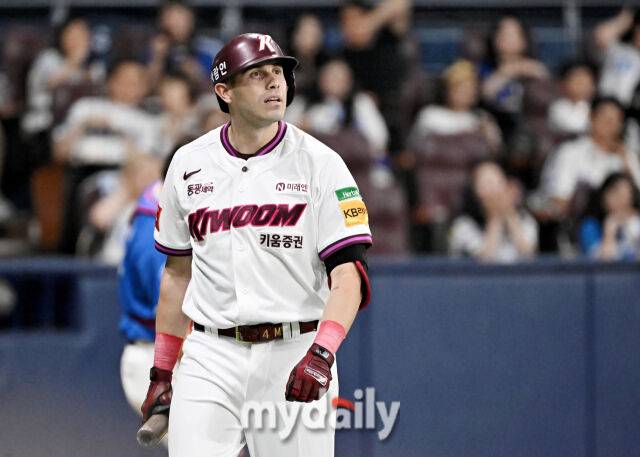 22일 오후 서울 고척돔 고척스카이돔에서 진행된 '2025 프로야구 KBO리그' 키움히어로즈와 삼성라이온즈의 경기. 키움 카디네스가 4회말 무사 1루서 포수 뜬공을 아웃된 뒤 아쉬워 하고 있다./마이데일리