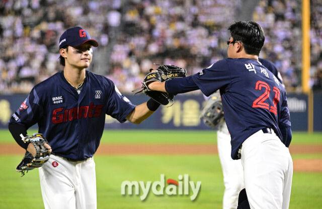 윤동희가 박세웅과 하이파이브를 하고 있다 / 잠실 = 유진형 기자 zolong@mydaily.co.kr