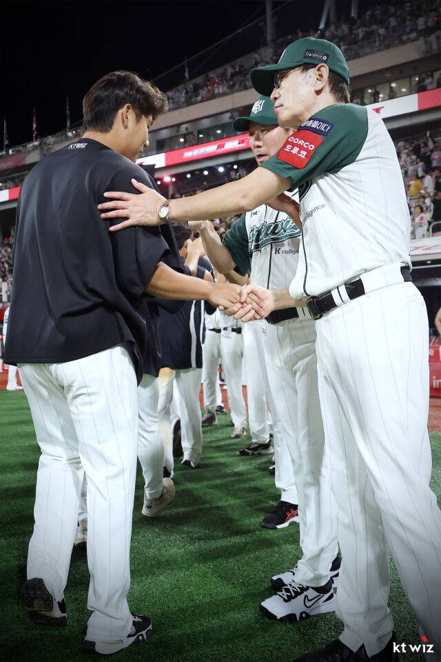 문용익을 격려하는 이강철 감독./KT 위즈
