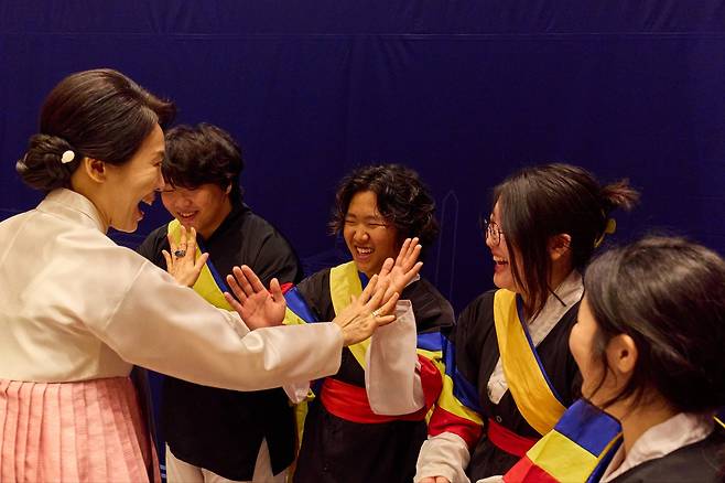 현지시간 24일 김혜경 여사가 미국 워싱턴에서 진행된 재미동포 간담회에서 공연자들을 격려하고 있다. 대통령실 제공