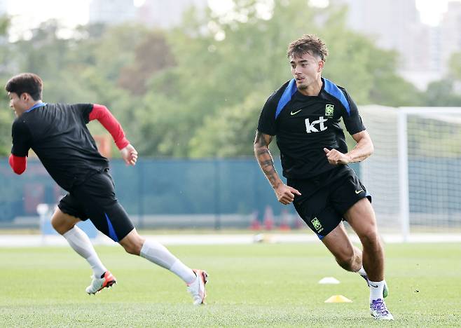 2일(현지시간) 미국 뉴욕주 아이칸 스타디움에서 한국 대표팀에 선발된 옌스 카스트로프가 훈련에 집중하고 있다. 연합뉴스