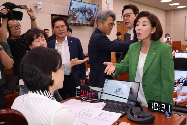 ▲2일 서울 여의도 국회에서 열린 법제사법위원회 전체회의에서 국민의힘 나경원 의원등이 추미애 위원장의 회의 진행 방식에 항의하고 있다. ⓒ연합뉴스