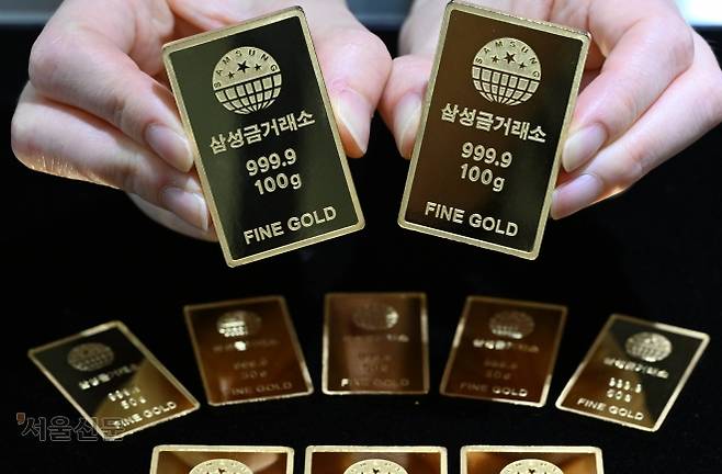 金 선물 가격 4개월여 만에 ‘사상 최고’ - 금과 은 가격이 급등세를 보이는 가운데 2일 서울 종로구 삼성금거래소에서 관계자가 골드바를 내보이고 있다. 1일(현지시간) 뉴욕선물거래소에 따르면 금 선물 가격은 온스당 3546.1달러(한화 약 492만 9079원)에 마감해 전 거래일 대비 0.85% 올랐다. 지난 4월 22일 이후 4개월여 만에 사상 최고 수준이다. 은 선물 가격도 온스당 41.73달러로 2011년 9월 이후 14년 만에 40달러 선을 돌파했다. 홍윤기 기자