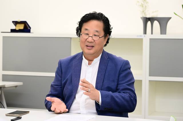 서울 동대문디자인플라자(DDP) 집무실에서 인터뷰를 진행하고 있는 차강희 서울디자인재단 대표. 권욱 기자