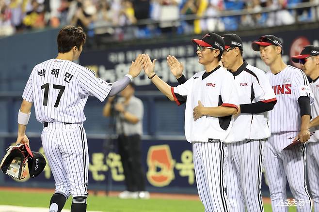 염경엽 LG 감독이 2일 잠실구장에서 열린 롯데와 홈경기에서 3-2로 이긴 뒤 주장 박해민과 손뼉을 마주치고 있다. 8월을 1위로 마친 LG는 9월의 첫 경기를 승리로 장식하며 선두를 더욱 굳건히 했다. 사진제공|LG 트윈스