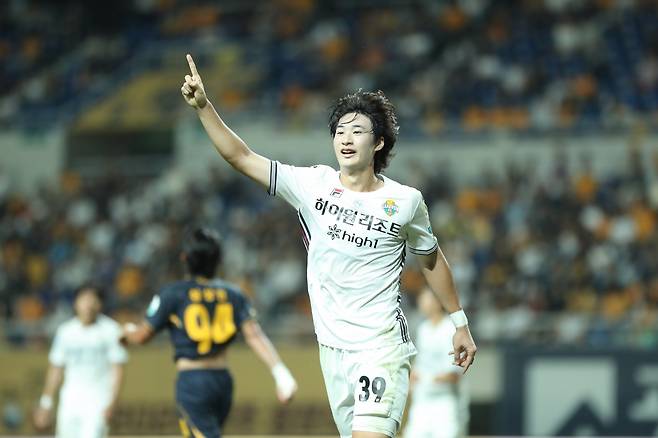 강원 이지호는 ‘늦깎이 신인’이다. 23세의 나이로 올해 처음 프로로 데뷔했지만, 결코 주눅들지 않는다. 오히려 대학 시절 다진 내실과 침착함을 바탕으로 프로 무대에서도 경쟁력을 증명하고 있다. 사진제공|한국프로축구연맹