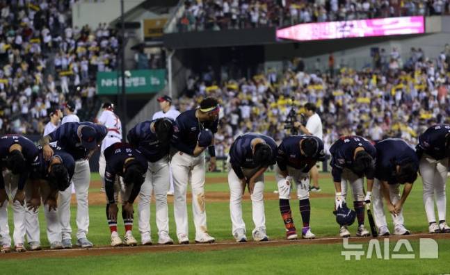 롯데 선수들이 2일 잠실 LG전 패배 후 팬들에게 인사하고 있다. /사진=뉴시스