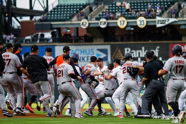 샌프란시스코 자이언츠와 콜로라도 로키스 선수들이 충돌하고 있다. /AFPBBNews=뉴스1