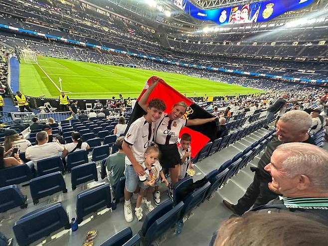 지난달 31일 스페인 마드리드 에스타디오 산티아고 베르나베우를 찾은 마요르카 다니 로드리게스의 가족들. 다니 로드리게스는 그러나 이날 경기에 출전하지 못했고, 경기 후 소셜 미디어를 통해 감독 결정을 비판하는 게시글을 올렸다. /사진=다니 로드리게스 SNS 캡처