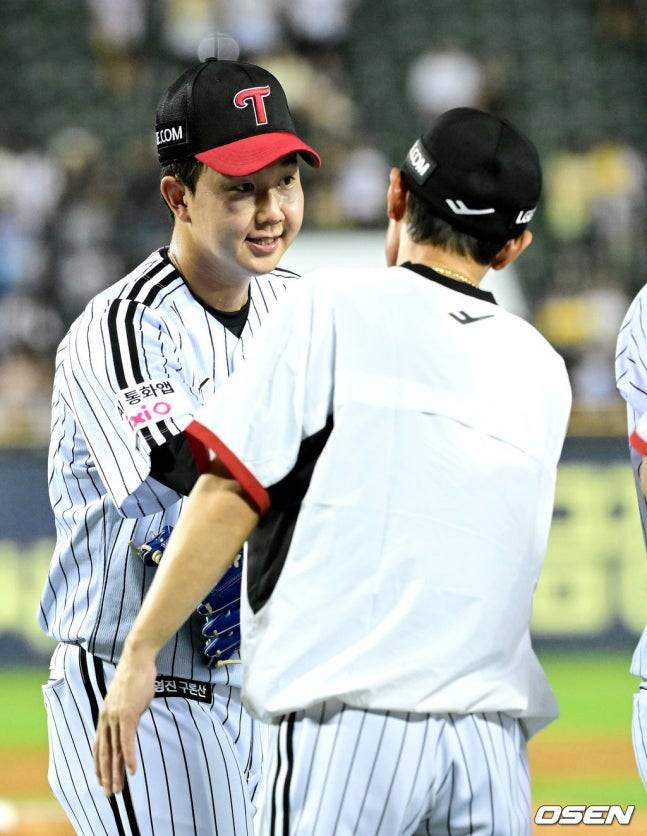 유영찬(왼쪽)과 염경엽 감독이 하이파이브를 하고 있다.