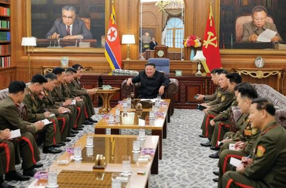 김정은 위원장(가운데)이 8월 20일 러시아 파병부대 지휘관들을 격려하고 있다. 뉴스1