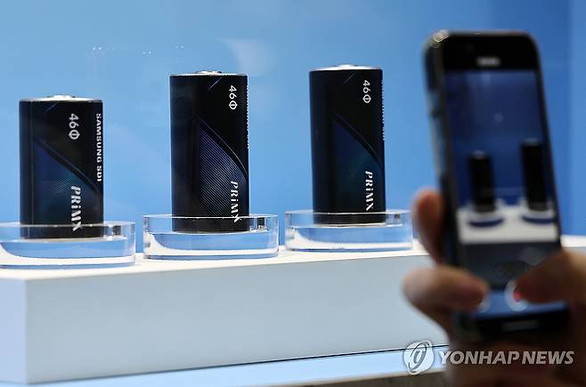 이것이 원형 배터리 (서울=연합뉴스) 윤동진 기자 = 5일 서울 강남구 코엑스에서 열린 인터배터리 2025의 삼성SDI 부스에서 관람객이 원형 배터리 사진을 찍고 있다. 2025.3.5 mon@yna.co.kr