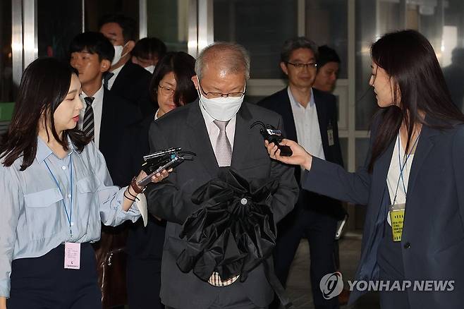 검찰, '사법 농단' 양승태 징역 7년 구형 (서울=연합뉴스) 김주성 기자 = 양승태 전 대법원장이 15일 오전 서울 서초구 서울중앙지법에서 열린 이른바 '사법농단' 1심 결심 공판에 출석, 오전 일정을 마친 뒤 나오고 있다. 검찰은 양 전 대법원장에게 징역 7년, 함께 재판에 넘겨진 박병대 전 대법관에게는 징역 5년, 고영한 전 대법관에게는 징역 4년을 구형했다. 2023.9.15 utzza@yna.co.kr