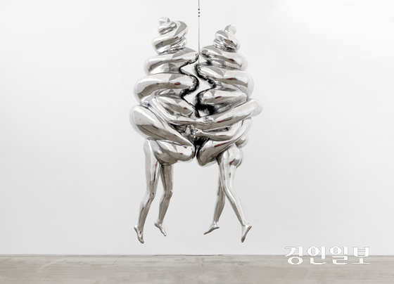 루이즈 부르주아, 커플(The Couple), 2003, 알루미늄, 365.1 × 200 × 109.9cm . /개인 소장, 뉴욕. 사진 조너선 라이언후브우드 ⓒ The Easton Foundation/Licensed by SACK, Korea