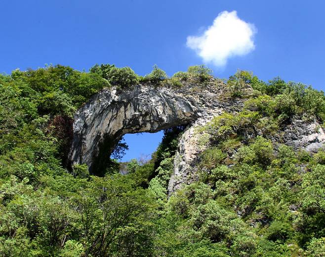 천혜의 자연경관과 지질자원을 품은 단양군이 가을 여행지로 인기를 모으고 있다. 사진은 석문. (단양군 제공)