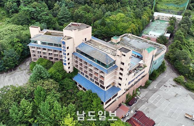 광주 문화계 최대 숙원 사업이었던 국립현대미술관 광주분관 유치가 본격적인 궤도에 오를 전망이다. 사진은 광주시가 국립현대미술관 광주분관 건립예정 후보지로 검토 중인 광주 동구 지산동 옛 신양파크호텔 모습. /임문철 기자 35mm@namdonews.com