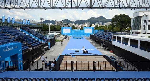 2025 세계양궁선수권대회 개막을 하루 앞둔 4일 광주시 동구 5·18민주광장에서 관계자들이 결승전 경기장을 점검하고 있다. 광주 2025 현대세계양궁선수권대회는 12일까지 광주국제양궁장과 5·18민주광장에 마련된 특설경기장에서 열린다. /나명주기자mjna@