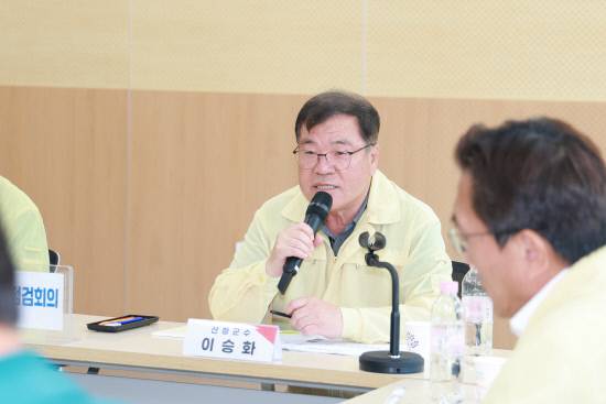 이승화 산청군수가 호우 피해 대책회의에서 발언하고 있다.