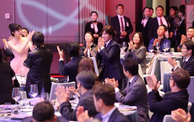 지난해 10월 3일 시그니엘 부산 그랜드볼룸에서 열린 2024 부일영화상 시상식에서 여우주연상을 받은 영화 ‘정순’의 배우 김금순이 동료 영화인들의 축하 속에 무대로 오르고 있다. 정종회 기자 jjh@