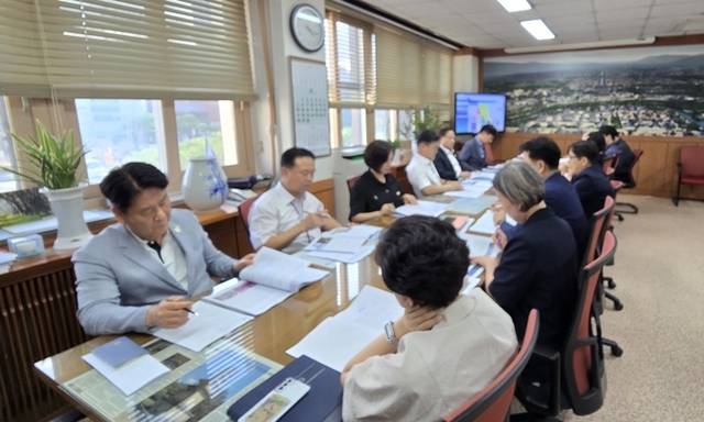 ▲ 경주시가 지난 3일 부시장실에서 송호준 부시장 주재로 'APEC 서비스 향상 TF' 제3차 회의를 열고 분야별 추진 상황을 점검하고 있다. 경주시