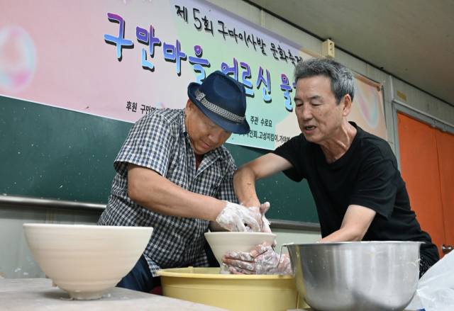 4일 고성군 구만면 수로요 보천도예창작학교에서 열린 ‘제5회 구마이사발 문화축제’에서 한 참가자가 전현택 토형예술촌장의 도움으로 물레체험을 하고 있다.