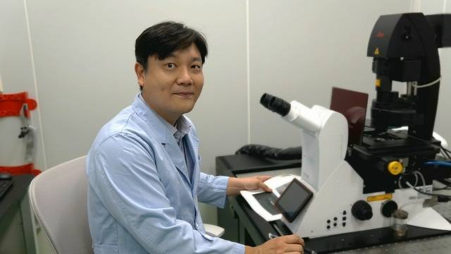 정명훈 센터장이 전자현미경을 통해 발견할 수 있는 동물 종양세포에 대해 설명하고 있다. 김명규 기자