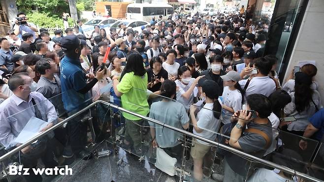 지난해 7월 25일 서울 강남 티몬 본사앞에 모인 '티메프' 사태 피해자들의 모습./사진=이명근 기자 qwe123@