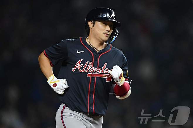 애틀랜타 브레이브스 내야수 김하성(왼쪽)이 4일(한국시간) 열린 2025 메이저리그 시카고 컵스전에서 7회초 역전 3점 홈런을 터뜨렸다. ⓒ AFP=뉴스1