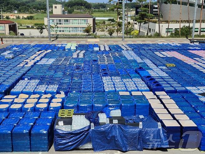 극심한 가뭄으로 재난사태가 선포된 강원 강릉을 돕기위해 전국 각지에서 보내온 생수가 3일 강릉아레나 주차장에 가득 쌓여있다. 시는 이날 기준 2L 짜리 105만3774병, 500mL 93만8750병 등 총 199만병을 확보한 상태다. 확보된 생수는 읍·면·동 5개 권역으로 옮긴 뒤 전 시민에게 배부된다. 시민 1명당 받을 수 있는 생수는 1일 2L씩 총 6일 사용 가능한 12L다. 2025.9.3/뉴스1 ⓒ News1 윤왕근 기자