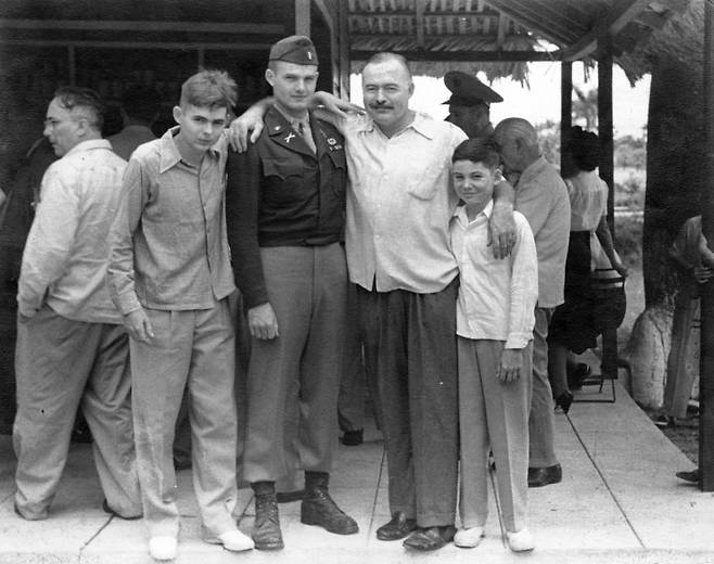 1945년경, 쿠바의 카사도레스 클럽에서 어니스트 헤밍웨이가 자녀들과 함께한 모습. 왼쪽부터 패트릭, 잭, 그리고 그레고리. (JFK라이브러리 웹사이트 어니스트 헤밍웨이 사진 컬렉션 갈무리)