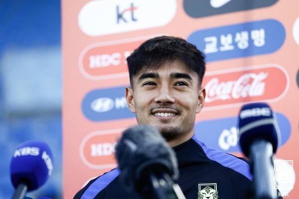 인터뷰 중 미소 짓는 한국 대표팀의 옌스 카스트로프. /사진=KFA