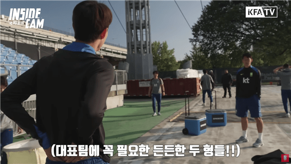 옌스 카스트로프의 적응을 돕고 있는 주장 손흥민(우측)과 부주장 이재성(좌측). /사진=KFA TV