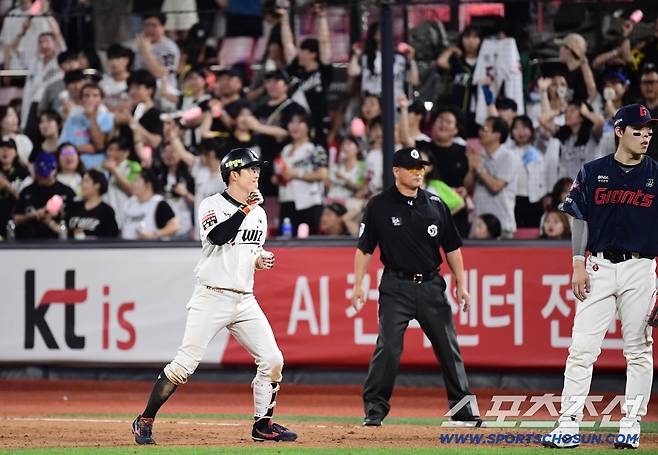 3일 수원 케이티위즈파크에서 열린 KT와 롯데의 경기. 9회말 1사 1루. 안타를 치고 출루한 KT 허경민. 수원=송정헌 기자songs@sportschosun.com/2025.09.03/