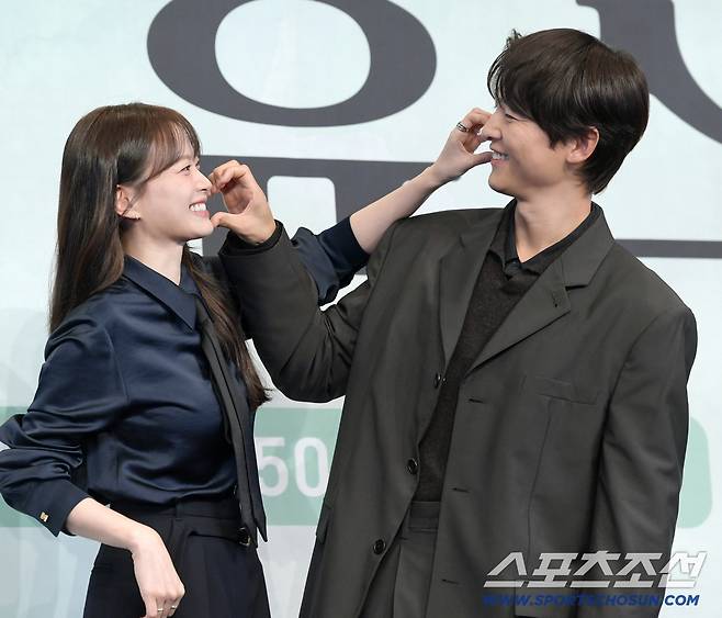 4일 오후 서울 구로구 더링크호텔에서 드라마 '마이 유스' 제작발표회가 열렸다. 송중기와 천우희가 서로의 뺨에 하트를 만들며 웃고 있다. 사진=정재근 기자 cjg@sportschosun.com