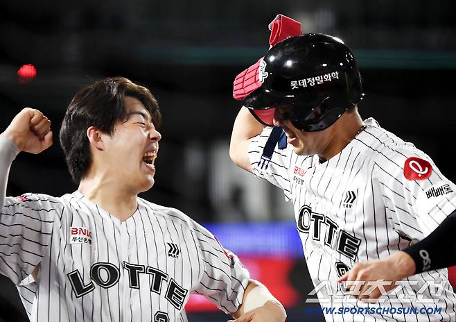 27일 부산 사직구장에서 열린 KIA와 롯데의 경기. 8회말 2사 2, 3루 전준우가 2타점 2루타를 친 후 대주자로 교체되어 들어오며 고승민과 함께 환호하고 있다. 부산=정재근 기자 cjg@sportschosun.com/2025.7.27/
