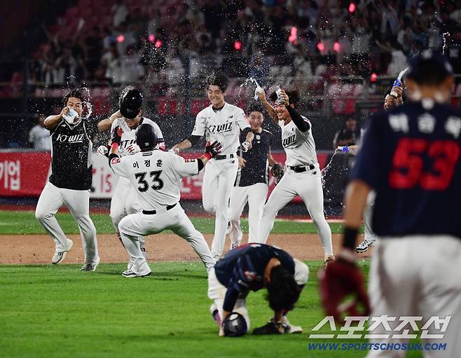 3일 수원 케이티위즈파크에서 열린 KT와 롯데의 경기. 9회말 1사 만루. 장진혁 내야땅볼 타구 때 끝내기 실책으로 승리한 KT 선수들. 수원=송정헌 기자songs@sportschosun.com/2025.09.03/