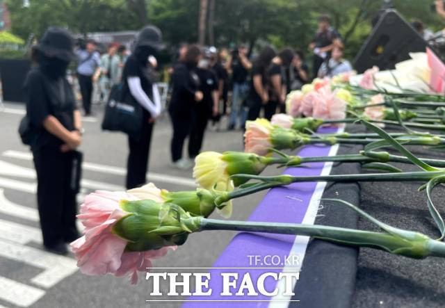 사진은 4일 서울 여의도 국회의사당 앞 '9·4 공교육 멈춤의 날' 추모 집회에서 애도하고 있는 참가자들의 모습./더팩트 DB